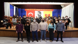 Lisede kurulan senfoni orkestrası müzik tutkunu gençleri buluşturuyor