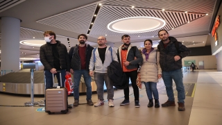 Ukrayna’dan tahliye edilen Türk vatandaşları, Romanya’dan uçakla İstanbul’a getirildi