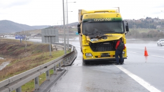 İstanbul’da seyir halindeki tırda yangın çıktı