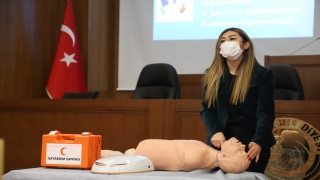 Kartal’da motokuryelere ilk yardım, iş sağlığı ve taşıt bilgisi eğitimi verildi