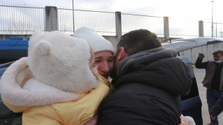 Edirneli baba, Ukrayna’daki savaştan kurtulan kızı ve eşine gözyaşlarıyla kavuştu