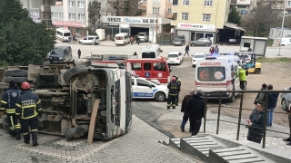 Kocaeli’de kamyonetin devrildiği kazada 2 kişi yaralandı