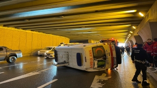 Zeytinburnu’nda ambulans devrildi 