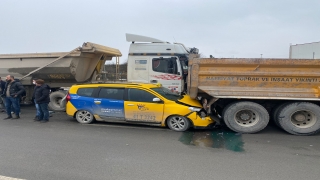 Kocaeli’de hafriyat kamyonlarıyla çarpışan taksinin sürücüsü yaralandı