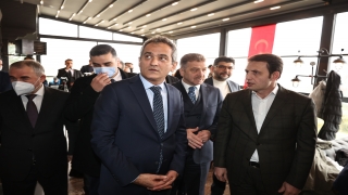 Milli Eğitim Bakanı Özer, Gaziosmanpaşa’da Farika Kütüphanesi’ni ziyaret etti