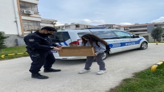 Doğumda zorlanan kediye ortaokul öğrencisi ”yardım eli” uzattı