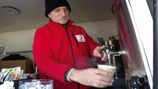 Türk Kızılayın 63 yaşındaki gönüllüsü İstanbul’da kar nöbeti tutuyor