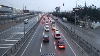 Kocaeli’de bariyerlere çarpan tır ulaşımı aksattı