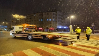 Bursa’da hafif ticari araç ile otomobilin çarpışması sonucu 3 kişi yaralandı