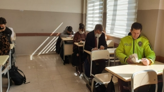 Mudanya’da lise öğrencileri polislerle kitap okudu