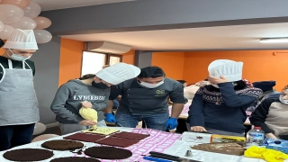 Hendek’te özel öğrenciler, pasta yapmayı ustasından öğrendi