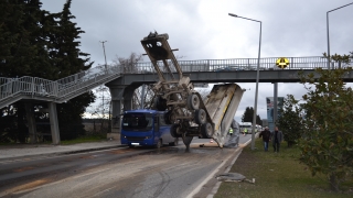Yalova’da damperi açık kalan kamyon üst geçide çarptı