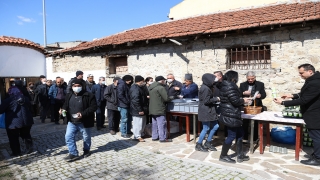 Edirne’de şehitler anısına cuma namazı çıkışında pilav ve ayran ikram edildi