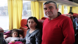 Felçli kızlarını savaş bölgesinden çıkaran aile, oğullarını geride bırakmak zorunda kaldı