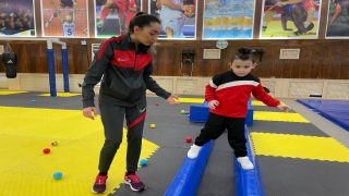 Özel gereksinimli minikler engellerini sporla aşıyor