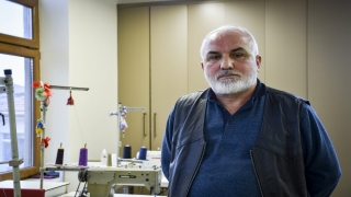 ”Aydın Baba” yıllardır Darülaceze sakinlerinin elbiselerini onarıyor