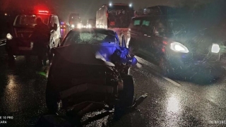 Bozüyük’te iş makinesiyle çarpışan otomobildeki 3 kişi yaralandı