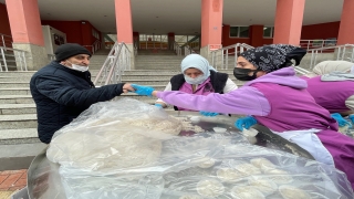 İzmit pişmaniyesiyle ilgili yorumlara ürünü ikram ederek karşılık verdiler