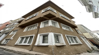 Hırsızlardan bıkan ev sahibi kapı ve pencerelere duvar ördürdü