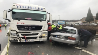 Sakarya’da tır ile çarpışan otomobilin sürücüsü öldü, eşi yaralandı