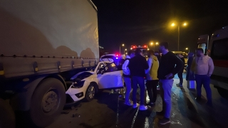 Ümraniye’de tıra çarpan otomobildeki 2 kişi yaralandı