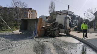 Kocaeli’de kamyonun devrilen damperinden yola dökülen harç ulaşımı aksattı