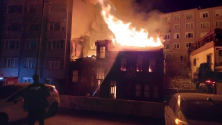 Balıkesir’de tarihi binada başlayan ve restorana sıçrayan yangın söndürüldü