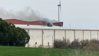 Tekirdağ’da tekstil fabrikasında çıkan yangına müdahale ediliyor
