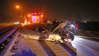Kocaeli’de bariyere çarpan otomobilin sürücüsü yaralandı