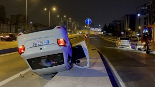 Kadıköy’de refüje çarpan otomobil takla attı