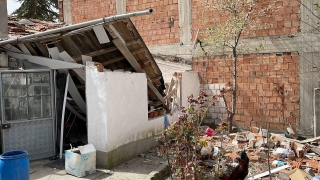 Edirne’de evinin üzerine başka binanın çatısı düşmesi nedeniyle bir kişi yaralandı