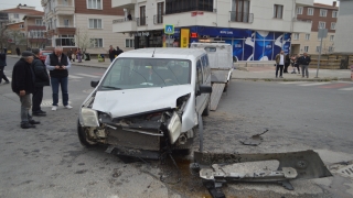 Kırklareli’nde 3 aracın karıştığı trafik kazası güvenlik kamerasına yansıdı