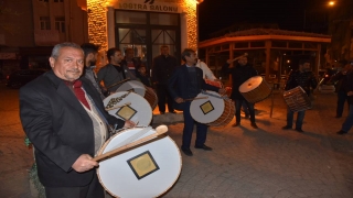 Edirne’de ramazan davulcuları ilk bahşişi belediye başkanından aldı