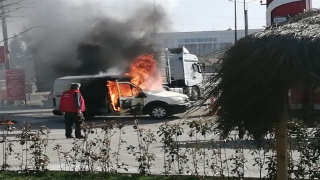 Tekirdağ’da akaryakıt istasyonunun önünde alev alan hafif ticari araç yandı