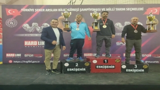 İrfan Gençlik, Türkiye Bilek Güreşi Şampiyonası’ndan derecelerle döndü