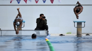 Bursa’da yurtta kalan üniversiteli gençlere yüzme eğitimi veriliyor