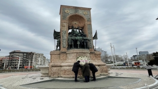 Türk Kalp Vakfı, Taksim’deki Cumhuriyet Anıtı’na çelenk bıraktı