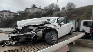 Bilecik’te çöp kamyonu ile çarpışan otomobildeki 2 kişi yaralandı