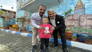 Ukrayna’ya dönemeyen turist ailelere mahalleli kanat gerdi