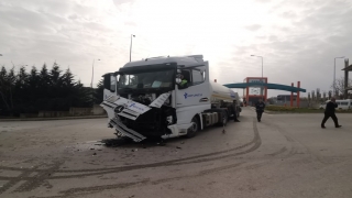 Kocaeli’de tır ile servis midibüsü çarpıştı, 20 kişi yaralandı