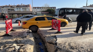 Edirne’de ticari taksi altyapı çalışmasının yapıldığı alanda kanala devrildi 
