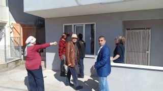 Kocaeli’de pencereye sıkışan kedi tedaviye alındı