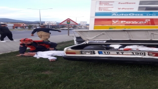 Balıkesir’de akaryakıt istasyonun tabelasına çarpan otomobilin sürücüsü yaralandı