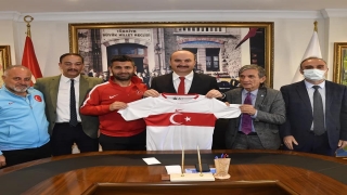 İşitme Engelliler Futbol Milli Takımı’ndan Edirne Valisi Canalp’e ziyaret