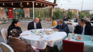 Edirne Valisi Ekrem Canalp, huzurevi sakinleriyle iftarda buluştu