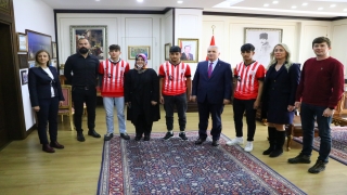 Türkiye şampiyonasında dereceye giren sporcular Vali Yıldırım’ı ziyaret etti
