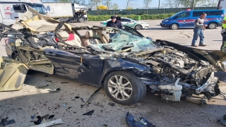Dinlenme tesisinde tıra çarpan otomobildeki iki kişi yaralandı