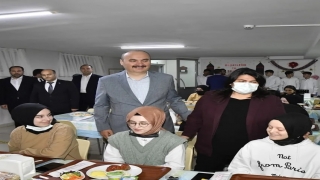 Edirne Valisi Canalp ve eşi, öğrencilerle iftar programında buluştu