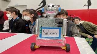 Edirne’de öğrenciler atık malzemelerden yaptıkları ”çevreci robotları” tanıttı