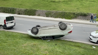Başakşehir’de ters dönen otomobildeki iki kişi yaralandı